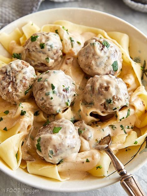 Swedish Meatballs Easy, Chicken Tikka Masala Recipes, Meatball Sauce, Meatball Recipes Easy, Easy Dinner Recipes Crockpot, Mushroom Soup Recipes, Cream Of Mushroom Soup, Cream Of Mushroom, Swedish Meatballs