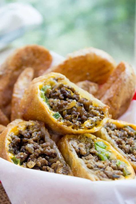 Philly Cheesesteak Egg Rolls - Dinner, then Dessert Philly Cheesesteak Egg Rolls, Best Philly Cheesesteak, Chinese Fast Food, Philly Cheese Steak Recipe, Cheesesteak Recipe, Pasta Food Recipes, American Fast Food, Cheese Steak Sandwich, Egg Roll Recipes