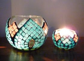 Decoraciones en Jardines Mandala Espigas, Cuadros y Faroles que se iluminan con velas Apliques que se iluminan con velas El... Mosaic Bowling Ball, Mosaic Candle Holders, Mosaic Candle, Turkish Mosaic Lamp, Mosaic Flower Pots, Mosaic Vase, Diy Glass Bottle Crafts, Mosaic Lamp, Wine Bottle Art