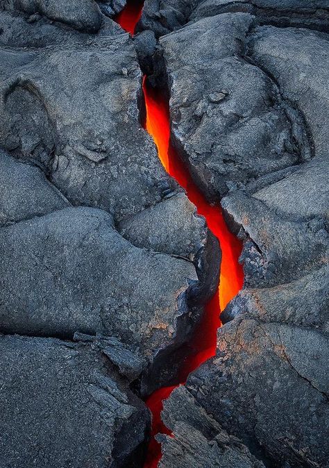 Twitter Red Flames, Lava Tubes, Amoled Wallpapers, Hawaii Volcanoes National Park, Hawaii Volcano, Volcano National Park, Lava Flow, Sopot, Natural Phenomena