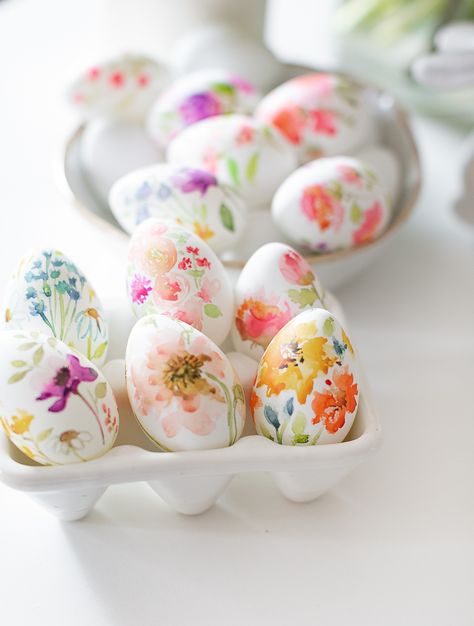 Hand Painted Easter Eggs, Painted Easter Eggs, Easter Outdoor, Easter Egg Art, Painted Eggs, Happy Easter Wishes, Front Porch Christmas Decor Ideas, Porch Christmas Decor Ideas, Porch Christmas Decor