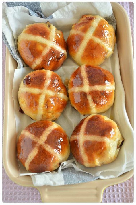 Paul Hollywood Hot Cross Buns, Paul Hollywood Recipes, British Baking Show Recipes, British Bake Off Recipes, Cross Buns Recipe, Bake Off Recipes, British Cooking, Hot Cross Buns Recipe, Hot Cross Bun