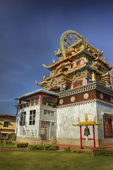 Nyingma Sect founded by Padmasambhava☸️ AKA the Golden Temple.西藏 Namdroling Monastery, Asian Architecture, Golden Temple, Destination Voyage, Lhasa, Tibetan Buddhism, Sacred Places, China Travel, Dalai Lama