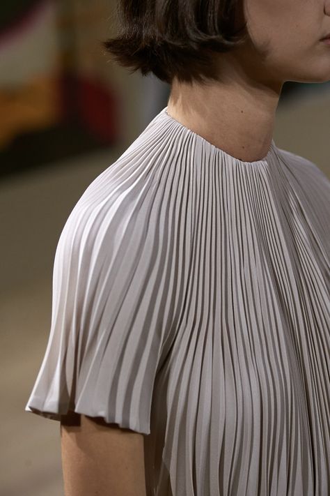 Christian Dior Spring 2022 Couture Fashion Show | Vogue Pleats Fashion, 2022 Couture, Runway Details, Christian Dior Couture, Couture Details, Creation Couture, Dior Couture, Pleated Fabric, Collar Designs