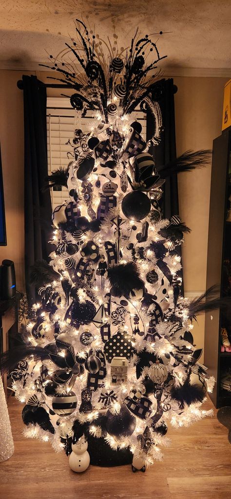 This is my black and white tree for this year!! Gorgeous! Black Christmas Tree Decorations Ideas, Black Xmas Tree, Black Christmas Tree Decorations, Black And White Christmas Tree, Black Christmas Decorations, Spend Time With Family, Pretty Wallpaper Ipad, Elegant Christmas Decor, Live Tree