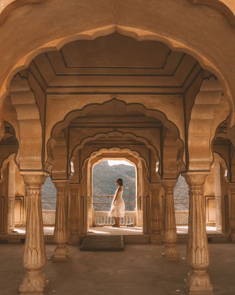 Amer Fort Photography, Amer Fort Photoshoot, Mehrangarh Fort Jodhpur Photoshoot, Fort Pictures Ideas, Poses At Fort, Lucknow Aesthetic Photos, Fort Poses Ideas, Jaipur Picture Ideas, Amer Fort Jaipur Photography