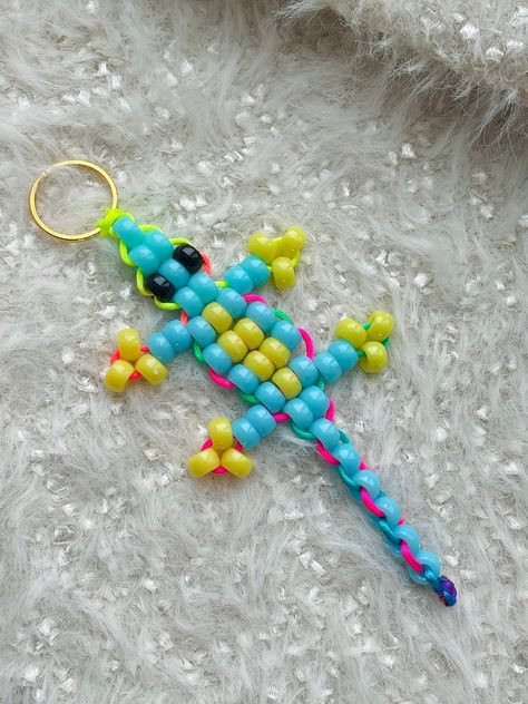 Pony Bead Charms, Pony Beads Ideas, Kandi Lizard, Pony Bead Lizard, Beaded Lizards, Pony Bead Patterns Easy, Kandi Animals, Safety Pin Jewelry Patterns, Keychains Ideas