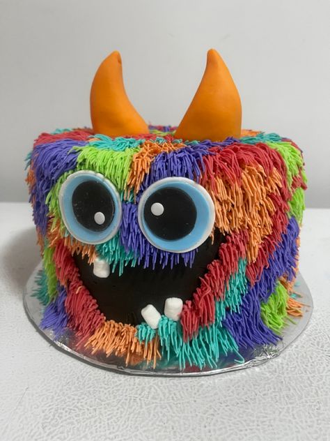 Chocolate cake with rainbow buttercream. Fondant eyes. Modeling chocolate horns. Marshmallow teeth. Fondant Eyes, Monster Birthday Cake, Rainbow Buttercream, Cake With Rainbow, Monster Birthday Cakes, Monster Cakes, Buttercream Fondant, Cool Cake Designs, Monster Cake