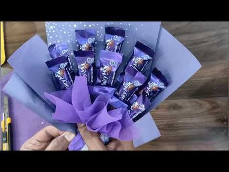 Mini Chocolate Bouquet Tutorial, Mini Chocolate Bouquet Diy, Chocolate Bukey Ideas, Diy Snack Bouquet, Candy And Flower Bouquet, How To Make Mini Bouquet, Mini Snack Bouquet, How To Make Chocolate Bouquet, Lollie Bouquets