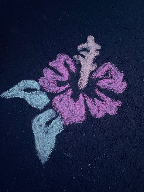 Chalk Flowers Drawing, Chalk Art Flowers, Flower Chalk Art, Chalk Flowers, Easy Chalk Drawings, Centre Parcs, Sidewalk Chalk Art, Fence Paint, Chalk Drawings