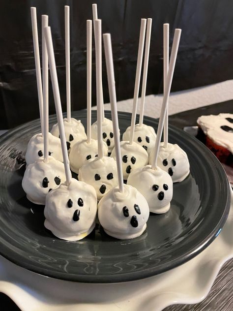 Ghost Cakepops, Spooky Cake Pops, Ghost Cake Pops, Spooky Cake, Autumn Baking, Ghost Cake, Halloween Cake Pops, Pumpkin Designs, Halloween Pumpkin Designs