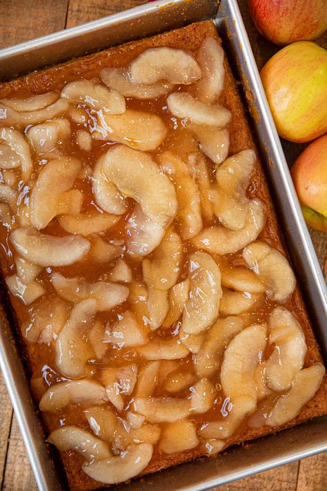 Apple Cake in silver baking pan with apple pie filling on top Cake With Apple Pie Filling, Apple Sheet Cake Recipe, Apple Salads, Apple Sheet Cake, Muffins Apple, Pantry Recipe, Easy Delicious Cakes, Desserts Apple, Best Apples For Baking