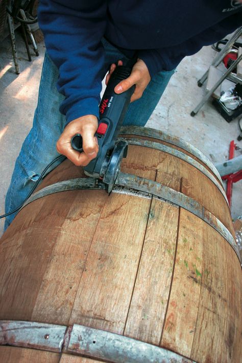 Réaliser un bar tonneau Repurposed Barrels, Tonneau Bar, Wine Barrel Diy, Décoration Diy, Wine Barrel Crafts, Barrels Diy, Handmade Furniture Design, Whiskey Barrel Furniture, Barrel Projects