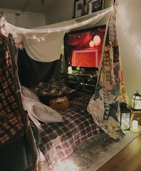 Fort Ideas Indoor Bedroom, Sleepover Forts, Sleepover Fort, Bedroom Fort, Living Room Fort, Indoor Forts, Bed Fort, Cool Forts, Sleepover Room