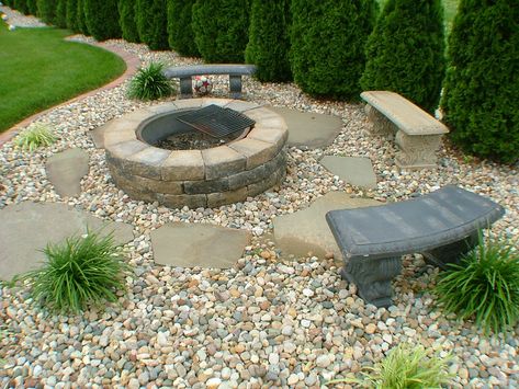 Fire Pit Glass Rocks, Fire Pit Decor, Outside Fire Pits, Garden Seating Area, Outdoor Fire Pit Designs, Fire Pit Landscaping, Fire Pit Furniture, Fire Pit Area, Fire Pit Designs