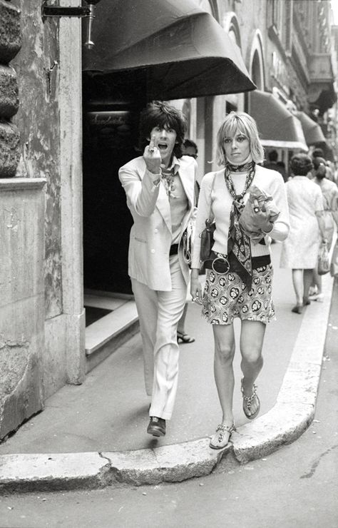 Elio Sorci and the Birth of Celebrity Culture Keith Richards Anita Pallenberg, Anita Pallenberg Style, Mundo Hippie, Style Hippie Chic, Anita Pallenberg, Ron Woods, Jean Shrimpton, Bianca Jagger, Like A Rolling Stone