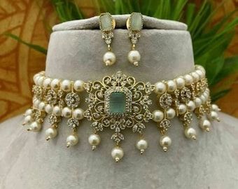 Luxury Kundan Choli For Diwali, Luxury Bollywood Kundan Choker, Luxury Bollywood Kundan Jewelry Sets, Luxury Bollywood Pearl Kundan Necklace, Luxury Bollywood Kundan Jewelry, Luxury Heavy Choker For Diwali, Luxury Kundan Choker For Celebrations, Luxury Kundan Set With Stone Work, Luxury Kundan Temple Jewelry Sets