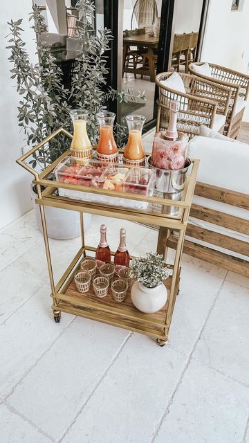 Brunch Bar Cart, Mimosa Set Up Ideas, Mimosa Display, Mimosa Bar Cart Ideas, Mimosa Bar Aesthetic, Momosa Bar Baby Shower Ideas, Prosecco Bar Ideas, Mimosa Bar Set Up, Bar Cart Mimosa Bar