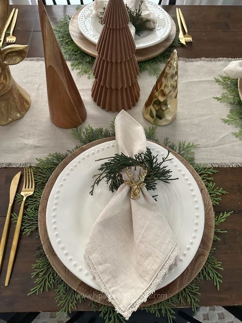 How To Create A Beautiful, Neutral Christmas Table * Hip & Humble Style Neutral Christmas Tablescapes, Neutral Christmas Table, Christmas Table Inspiration, Table Setting Christmas, Palette Table, Rustic Table Setting, Neutral Christmas, Gold Candle Sticks, Table Inspiration