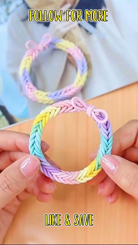 Pin en Craft for You Friendship Band, Rubber Band Crafts, Hadiah Diy, Kraf Kertas, Diy Friendship Bracelets Tutorial, Christmas Gift Basket Ideas, Instruções Origami, Gift For Mom Christmas, Seni Dan Kraf