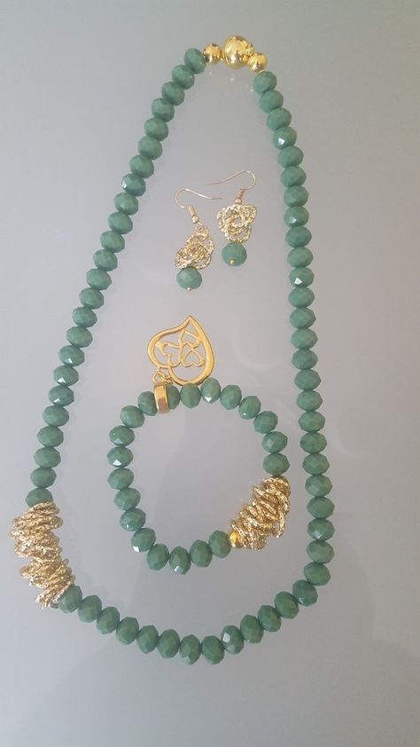 Diy Jewelry Necklace Beads, Collar Verde, Bracelets Handmade Diy, Pearl Necklace Designs, Jewelry Hanger, Gold Rings Fashion, Beaded Jewelry Designs, Handmade Fashion Jewelry, Classy Jewelry