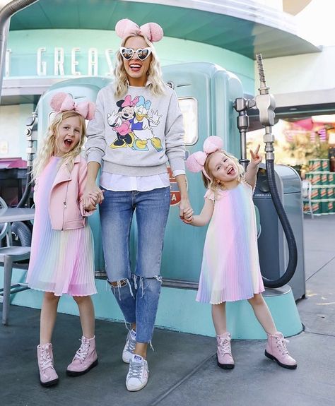 Mom Outfits For Disneyland, Disney Mom Outfit, Disneyland Christmas Outfit, Disneyland Outfit Spring, Disneyland 2024, Daughter Style, What To Wear To Disney, Disney Outfits Women, Disney Fits