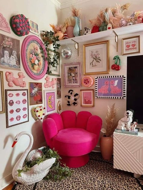 Maximalist Funky Decor, Apartment Maximalist, 70s Room Aesthetic, Maximalist Homes, Unique Apartment Decor, Y2k Home Decor, Funky Living Room, Women Cave, Funky Room