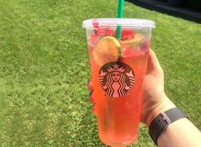 Lose weight at Starbucks when you order these healthy foods and drinks that aren't on the main menu. Starbucks Iced Tea, Kawa Starbucks, Healthy Starbucks Drinks, Secret Starbucks Drinks, Secret Menu Items, Starbucks Secret Menu Drinks, Starbucks Secret, Starbucks Menu, Healthy Starbucks