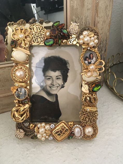 Jewelry Frames Diy, Upcycle Old Jewelry Craft Ideas, Jewelry Picture Frame, Vintage Brooches Repurposed, Repurpose Picture Frames Diy, Diy Frame Ideas, Jewelry Shadow Box, Jewelry Collage, Jeweled Picture Frame