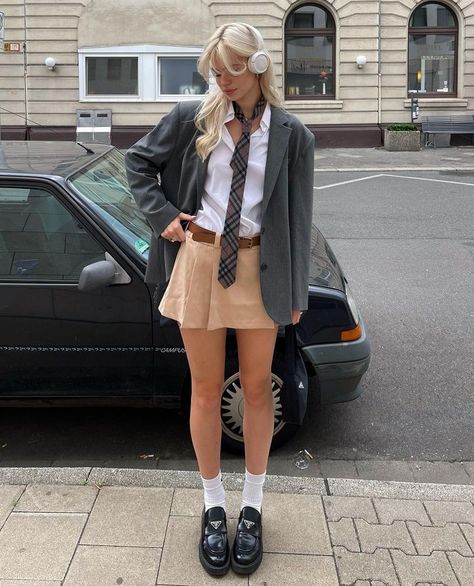 Neck Tie Outfit, Linda Sza, Street Style Autumn, Skirt Outfit Fall, Tie Outfit, Loafers Outfit, Classy Fits, Streetwear Fits, Outfit Inspiration Fall