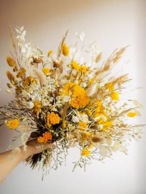 Bouquet Champetre, Flowers Aesthetic, Pretty Plants, Dried Flower Bouquet, Hand Holding, Arte Floral, Plant Life, Dried Flower, Love Flowers