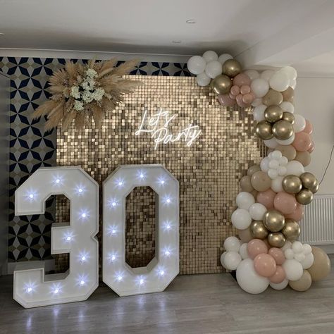 Shimmer Wall With Neon Sign, 30th Birthday Party Backdrop, Sequin Wall Decoration, Diy Light Up Balloons, Sequin Backdrop Ideas Birthday, 30th Birthday Backdrop Ideas For Women, 30 Balloon Decorations, Sequin Backdrop With Balloons, 30th Balloon Ideas