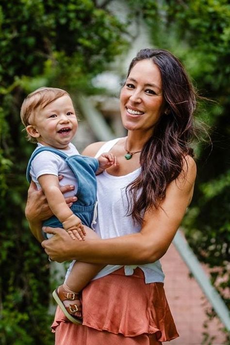 Stile Joanna Gaines, Crew Gaines, Joanna Gaines Style Clothes, Joanna Gaines Baby, Joanna Gaines Family, Joanna Gaines Instagram, Jo Gaines, Gaines Fixer Upper, Fixer Upper Joanna