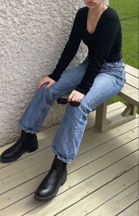 Low Heel Boots Outfit, Blue Jeans Black Boots Outfit, Low Heeled Boots Outfit, Outfit Ideas Black Boots, Jeans And Black Boots Outfit, Black Boots With Jeans, Black Boots Long, Chilly Fits, Heels Boots Outfit