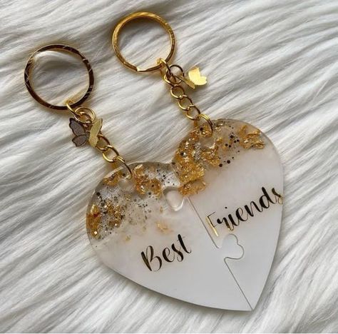 Best Friend Resin Keychain, Reising Art, Resin Keychain Ideas, Diy Resin Gifts, Diy Resin Phone Case, Diy Resin Keychain, Resin Pendant Diy, Resin Art Canvas, Hand Jewelry Rings