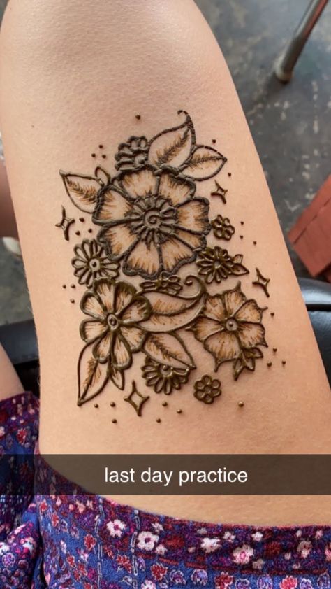 Henna Tattoo Designs Leg Simple, Cute Henna Designs Leg, Simple Henna Flower Designs, Thigh Henna Designs Easy, Easy Henna Ideas Simple Leg, Henna Designs Simple Leg, Henna Design Thigh, Henna Flower Designs Hand, Henna Square Designs