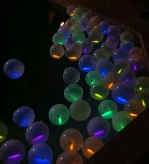 Galaxy Pool Party, Glow Stick In Balloon, Pool Party Glow Sticks, Pool Party Lights, Glow Sticks In The Pool, Glow Stick Party Decorations, Glow Balloons, Glow Stick Pool, Glowsticks In Pool