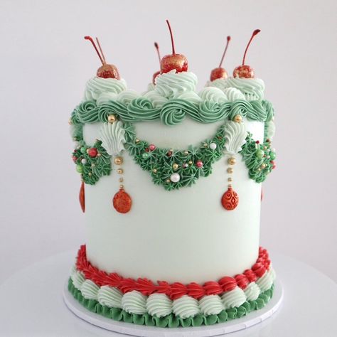 Miss Biscuit (@miss_biscuit_) • Instagram photos and videos Christmas Buttercream Cake, Christmas Buttercream, Vintage Christmas Cake, Holiday Cake Designs, 2023 Save The Date, Christmas Birthday Cake, Bolo Vintage, Christmas Themed Cake, Christmas Cake Designs