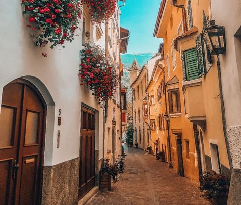 Countryside Of Italy, Best Towns In Italy, Northern Italy Countryside, Italy Seaside Towns, Italian Hill Towns, Italian Neighborhood Aesthetic, Italian Mountain Village, Italian Villages Small Towns, Italian Townhouse