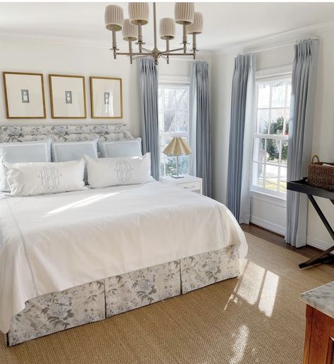 New England Aesthetic Interior Bedroom, Coastal Grandmother Guest Bedroom, Bedroom Wall Decor Across From Bed, White Bedding Ideas Pop Of Color Blue, Southern Primary Bedroom, Blue Walls Master Room, Primary Bedroom Traditional, Grandmillennial Bedroom Master, Grand Millennial Guest Room