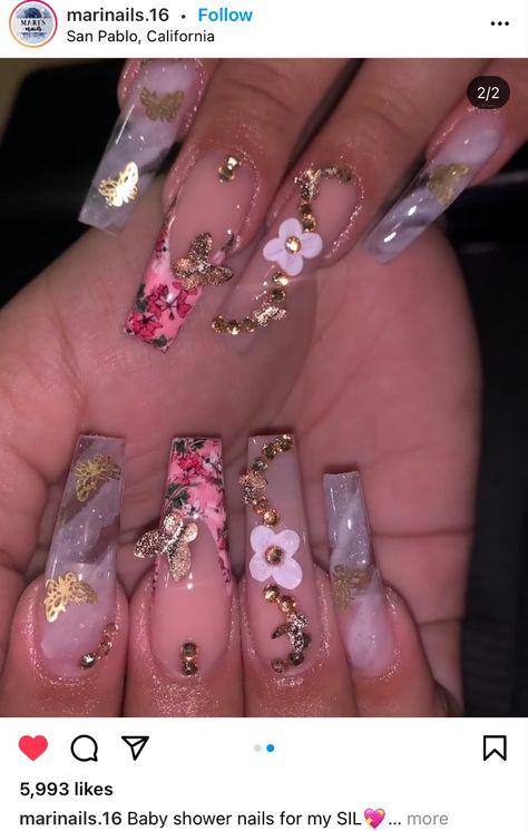 pink flower butterfly nails Quince Acrylic Nails, Acrylic Nail Designs Green, Flower Butterfly Nails, Nail Designs Green, Sweet 16 Nails, Quince Nails, Quinceanera Nails, Butterfly Nails, Simple Acrylic