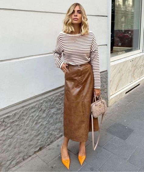 Brown Leather Skirt Outfit, Old Money Fashion, Stile Casual Chic, Leather Skirt Outfit, Money Fashion, Trendy Fall Outfits, Evening Outfits, Midi Skirts, Professional Outfits