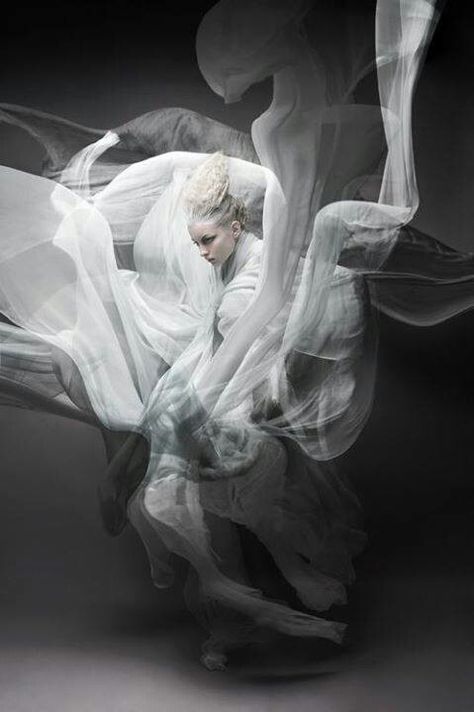 Woman In White, Robert Mapplethorpe, Flowing Fabric, Foto Art, Caravaggio, Underwater Photography, Dark Beauty, 인물 사진, White Hair