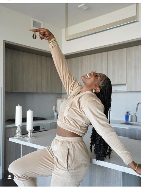 Beige Aesthetic Black Woman, New Apartment Aesthetic Keys Black Woman, Apartment Keys Black Woman, Luxury Life Aesthetic, Elegant Black Women, Immaculate Vibes, Manifesting Goals, Vision Boarding, Power Woman