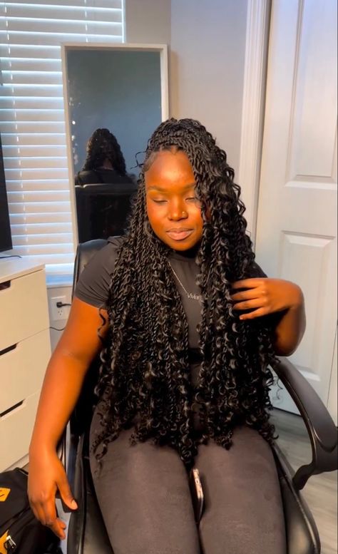 Styles For Island Twist With Curls, Hairstyle For Island Twist, Island Twists Peek A Boo, Styling Island Twist Hairstyle, Boho Twists Styles, Black Island Twist, Island Twist Style Ideas, Knee Length Island Twist, Island Twist Mid Back