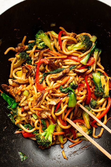 Vegan yaki udon - Lazy Cat Kitchen Yaki Udon, Lazy Cat Kitchen, Wok Recipes, Asian Dinners, Cat Kitchen, Plant Based Dinner, Vegan Asian, Induction Heating, Udon Noodles