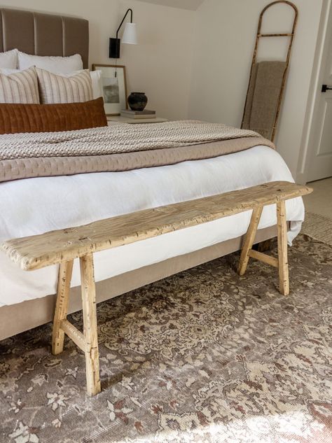 DIY Rustic Skinny Bench - Hamilton Park Home Casaluna Bedding, Bedroom Earthy, Neutral Guest Bedroom, Tufted Headboard Bed, Modern Vintage Bedrooms, Headboard Modern, Bedroom Neutral, Diy Wood Bench, Antique Bench