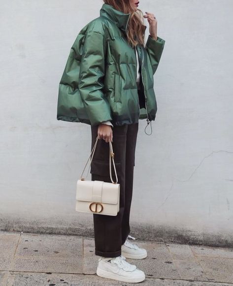 Nike Outfit Women, Air Force 1 Outfit Woman Casual, Green Puffer Jacket Outfit, Air Force 1 Outfit Women, Jackets Fashion Design, Outfit Women Casual, Nike Air Force 1 Outfit Woman, Puffer Outfit, Air Force 1 Outfit