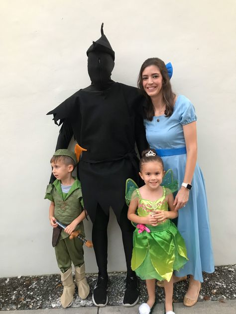 Diy Peter Pan Costume, Peter Pan Halloween Costumes, Lost Boys Costume, Shadow Costume, Halloween Family Costumes, Halloween Costumes And Makeup, Peter Pan Costumes, Peter Pan Costume, Family Costume Ideas