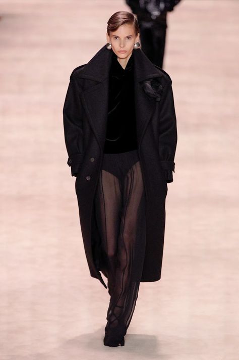 Saint Laurent Fall 2022, Ysl 2022, Ysl Fashion Show, Award Outfits, Ysl Aesthetic, High Fashion Vintage, Puffer Coat With Fur, Ysl Paris, Ysl Fashion